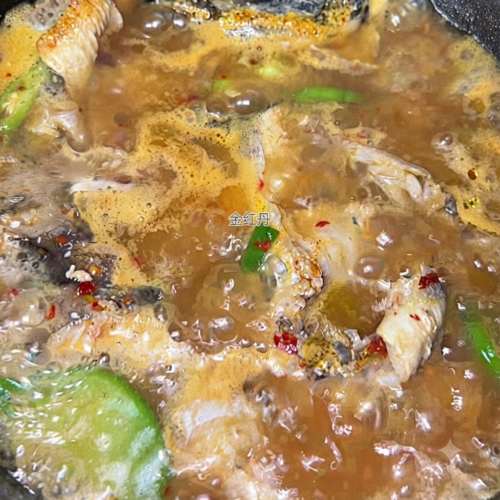 Nouilles de verre en train dêtre immergées dans la soupe de colin bouillante et assaisonnée.