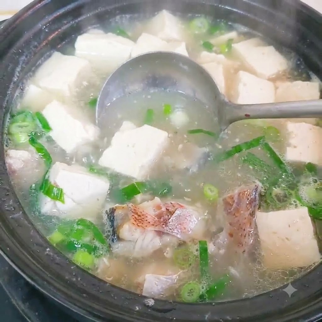 Morceaux de poisson en train dêtre blanchis dans une casserole deau chaude.