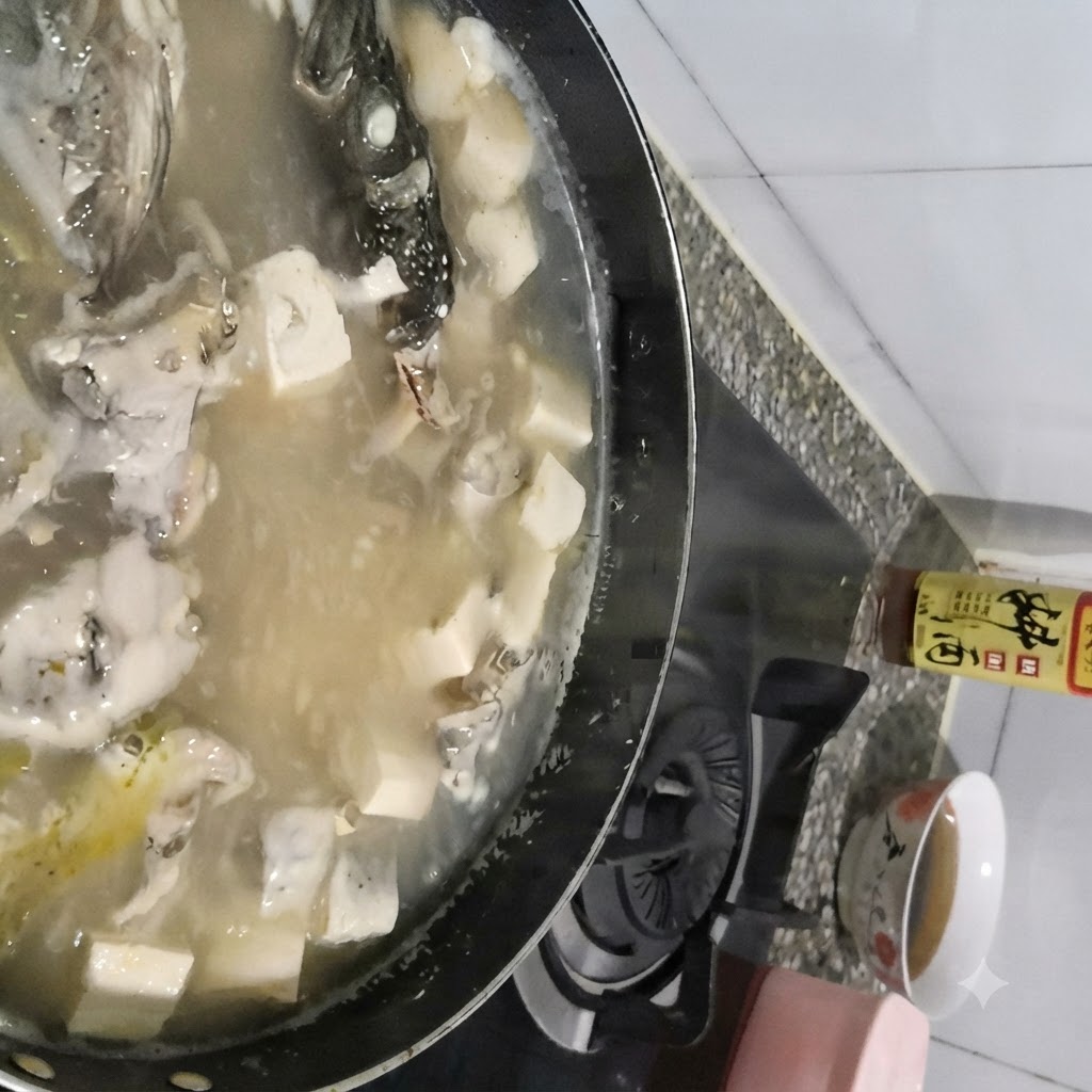Une cuillère écumant la surface dune casserole bouillante de soupe de lieu et de tofu.