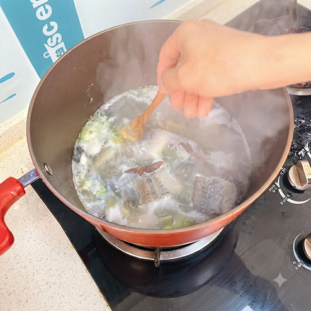 Des cubes de tofu mélangés dans la soupe avec une cuillère en bois.