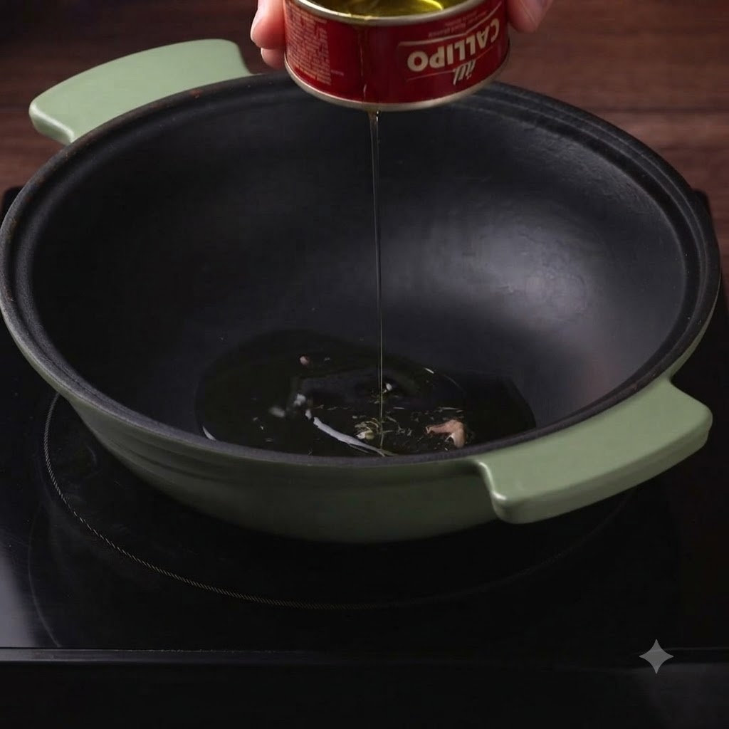 Des oignons rouges tranchés disposés à lintérieur de la cocotte verte avec de lhuile.
