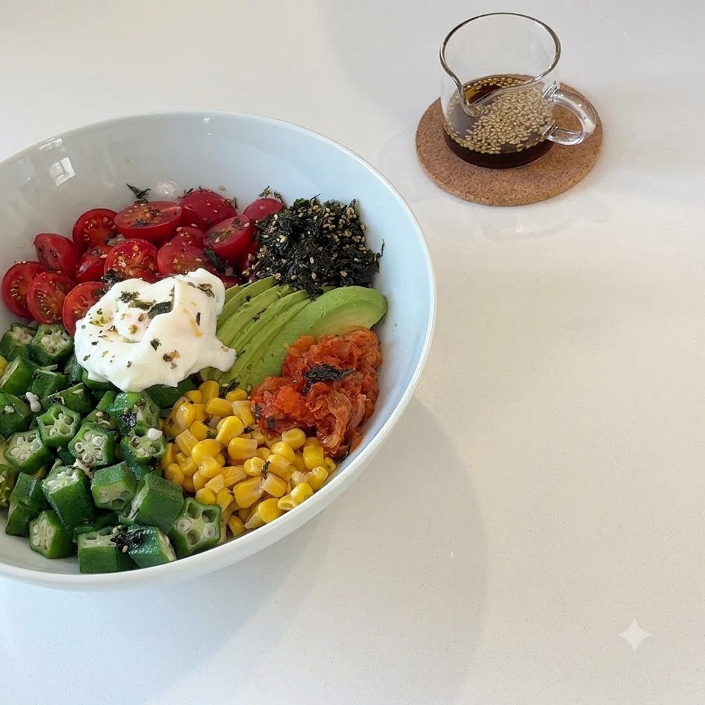 Un petit pichet en verre rempli dune vinaigrette maison contenant de lhuile dolive, du vinaigre balsamique et des graines de sésame blanc.