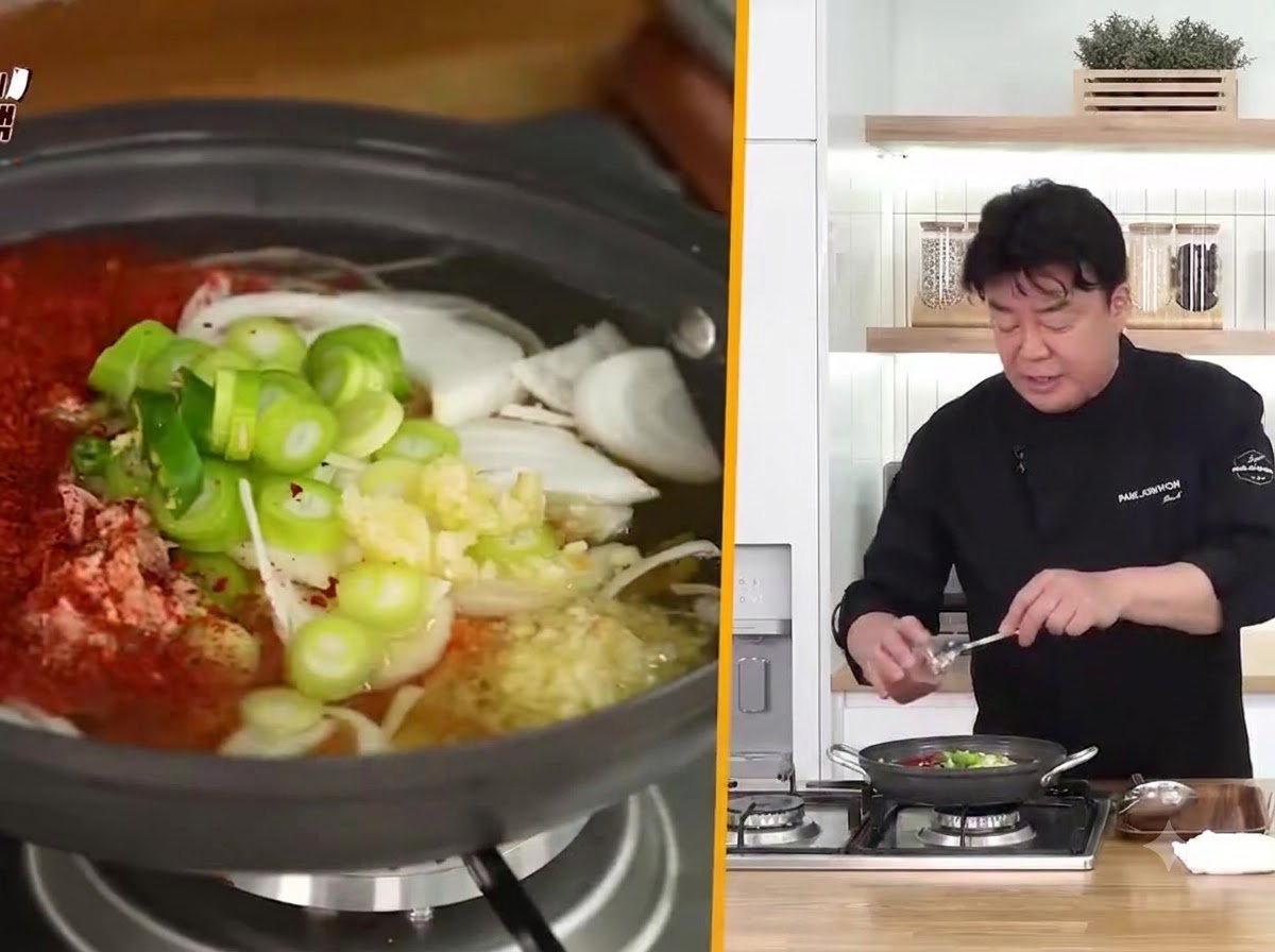 Du piment rouge en poudre grossier mesuré et ajouté dans la casserole bouillante de ragoût de kimchi au thon.