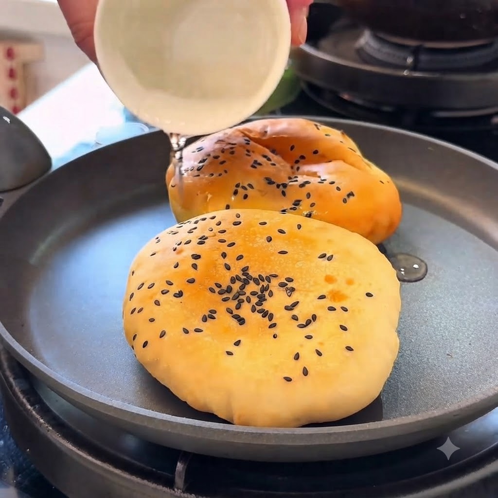 Pains à burger chauffés dans une poêle avec de leau tout en étant recouverts.