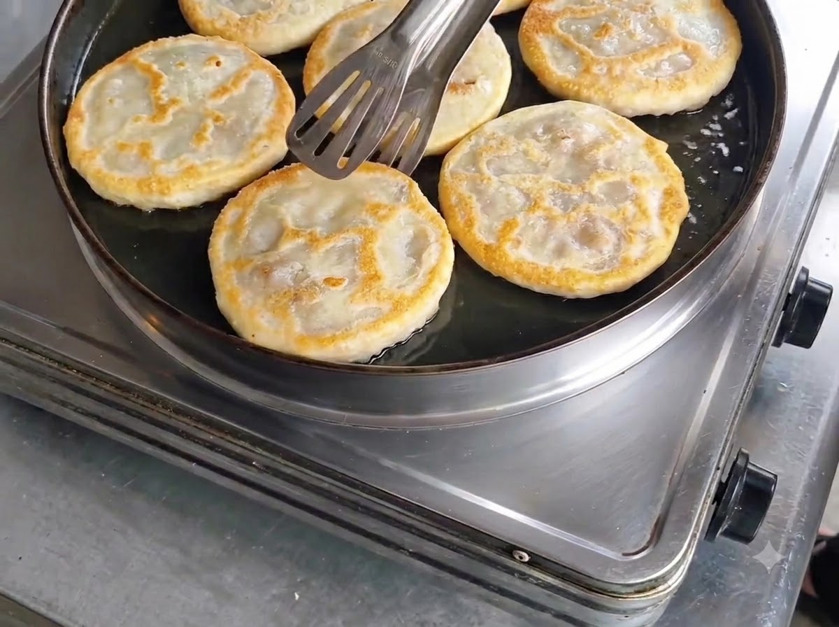 Vérification des galettes bien dorées avec une pince avant de les retirer.