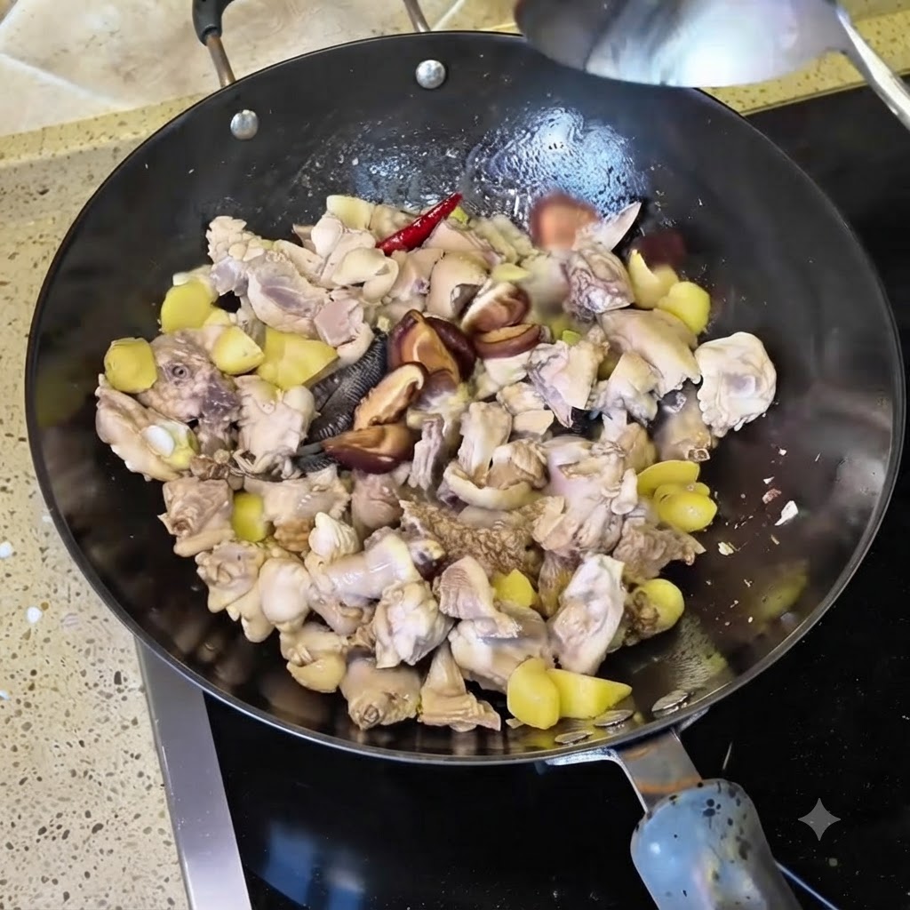 Des morceaux de champignons shiitakes séchés et réhydratés mélangés dans le wok avec le poulet et les aromates.
