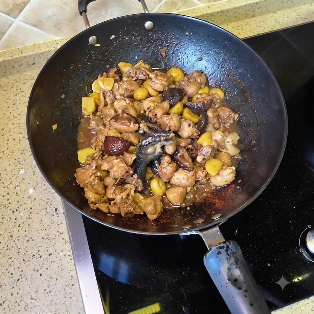 De leau versée dans le wok rempli de poulet sauté et de champignons shiitakes.
