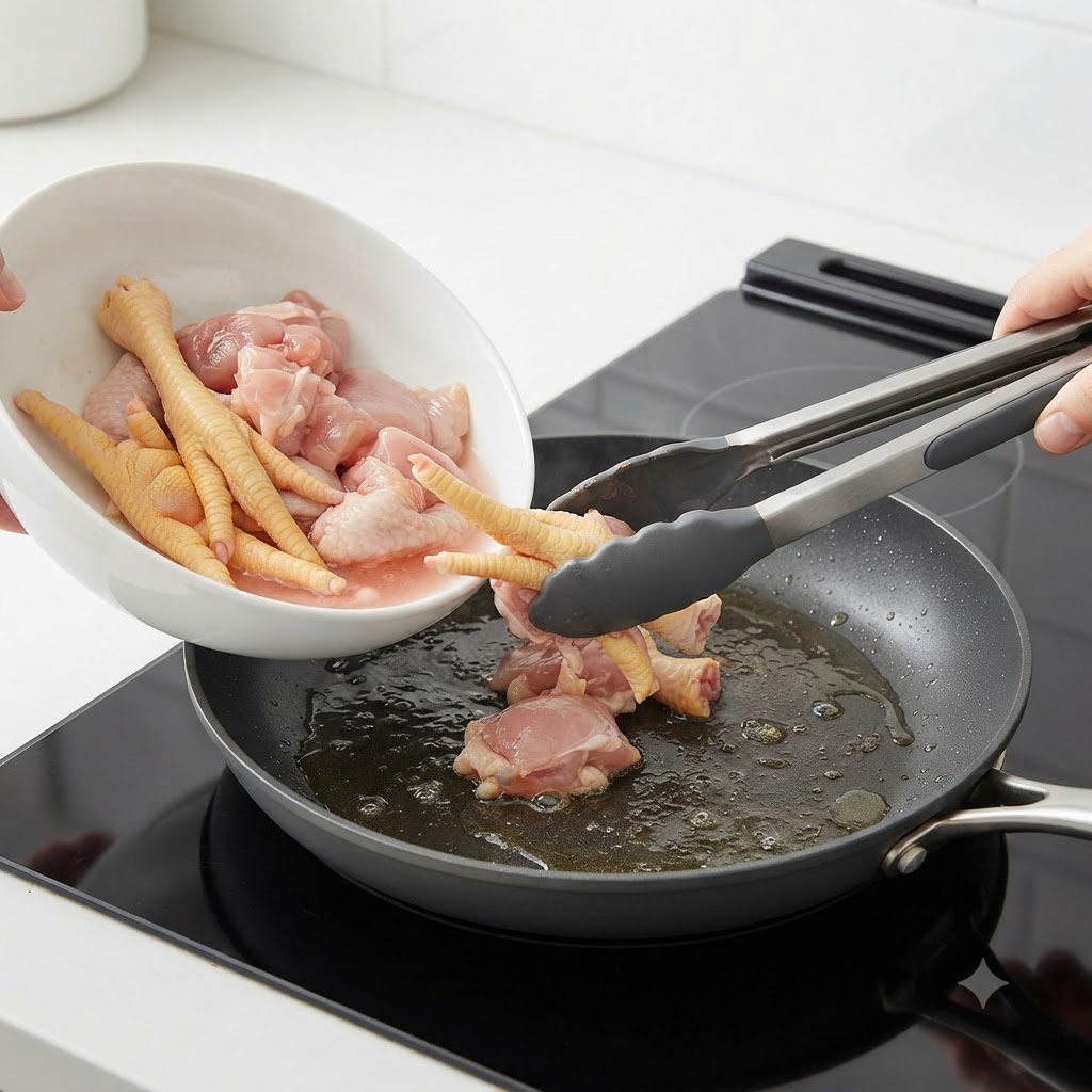 Morceaux de poulet cru versés et placés avec des pinces dans une casserole deau bouillante.