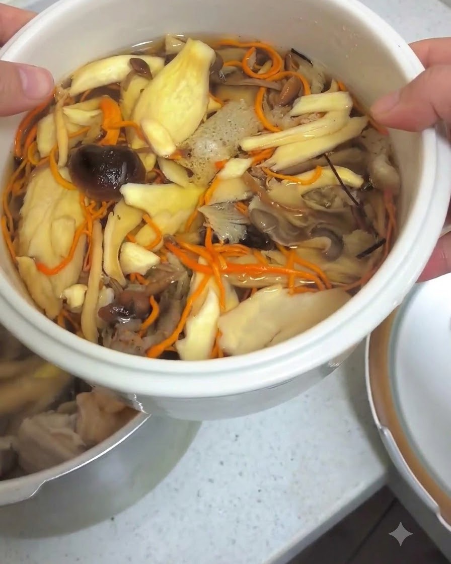 Un bol contenant des champignons trempés et leur liquide versé dans une casserole.