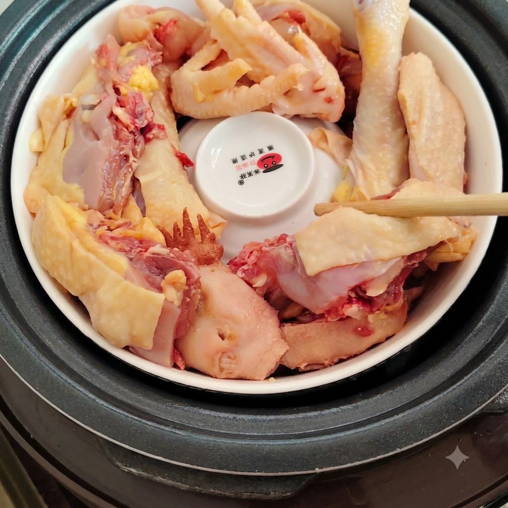 Morceaux de poulet disposés autour du bol inversé avec des doigts plaçant des ingrédients.