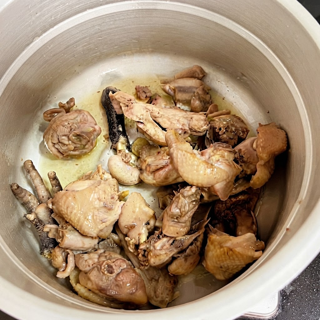 Morceaux de poulet cuits reposant à lintérieur de la cocotte minute.