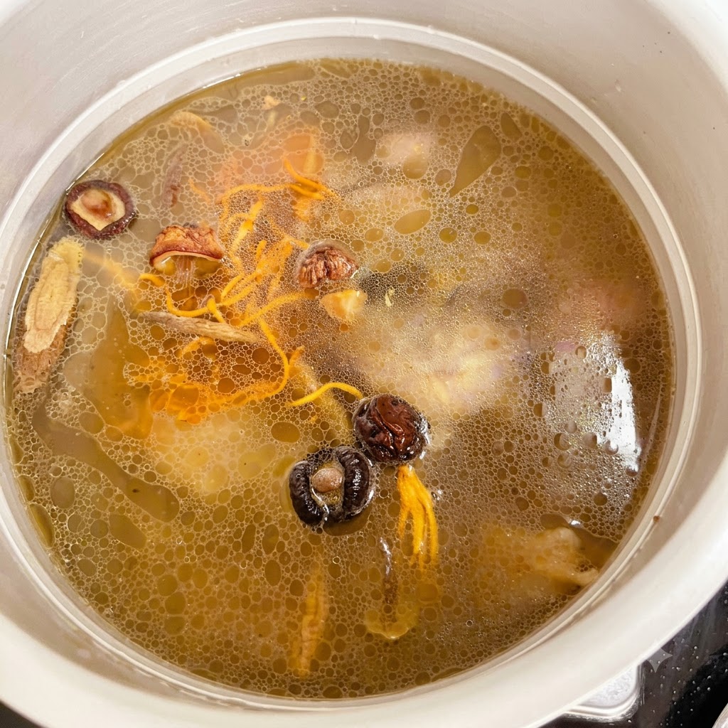 Sel prélevé et ajouté dans lautocuiseur rempli de poulet et de bouillon.