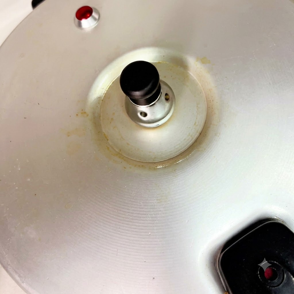 Dattes rouges jetées dans la cocotte minute fumante.