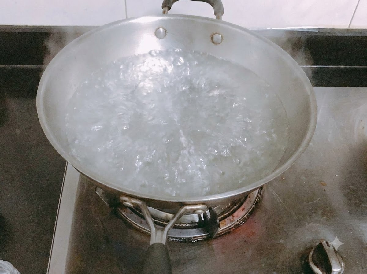 Des nouilles de pâtes longues qui cuisent dans une casserole deau bouillante salée.