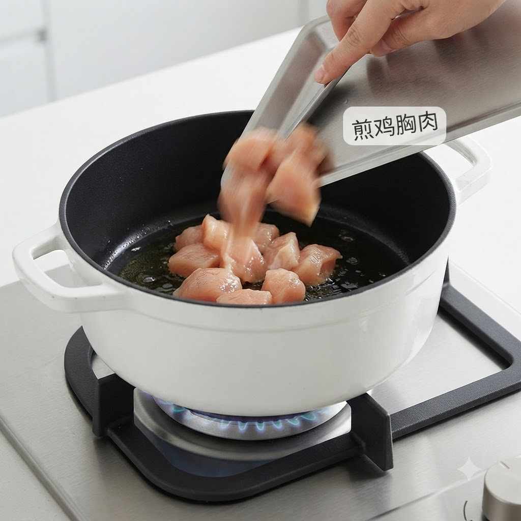 Des morceaux de blanc de poulet coupés en dés glissant dun plateau en métal vers une casserole chaude sur une cuisinière à gaz.