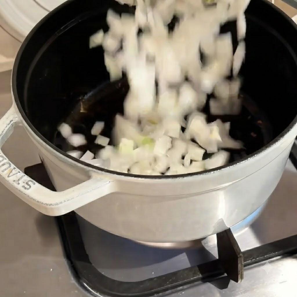 Des oignons blancs hachés tombant dans une casserole chaude pendant la cuisson.