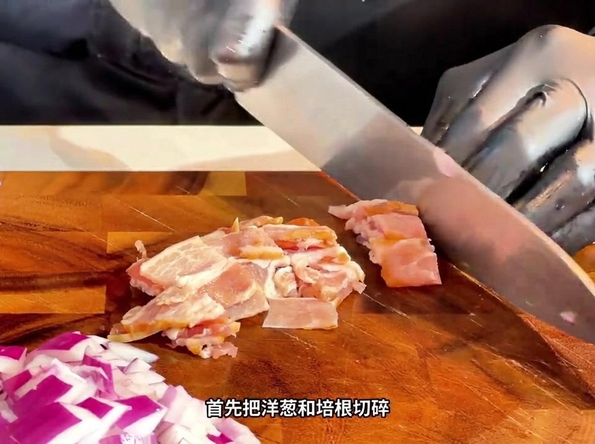 Un couteau tranchant du bacon cru en petites lanières sur une planche à découper en bois.