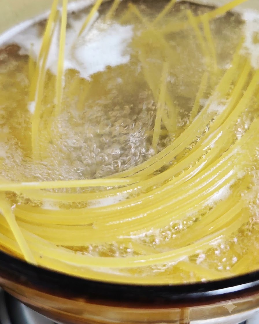 Nouilles spaghetti en train de cuire et de bouillir dans une casserole deau bouillante salée.