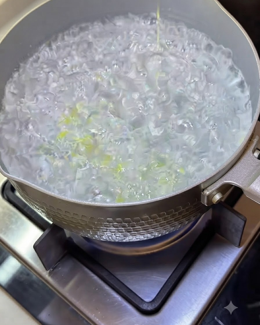 Des nouilles spaghetti qui cuisent dans une casserole deau bouillante avec des bulles.
