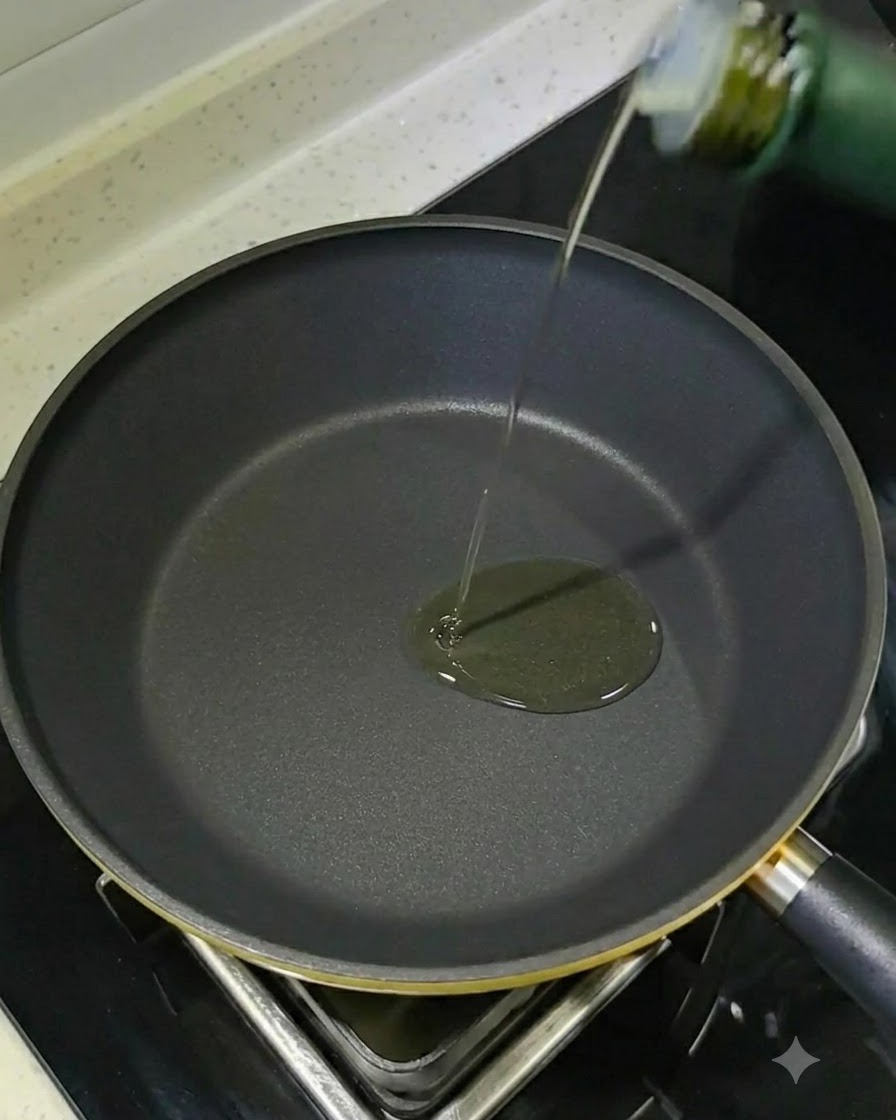 Des crevettes crues poêlées dans une poêle huilée et chaude jusquà ce quelles soient dorées.