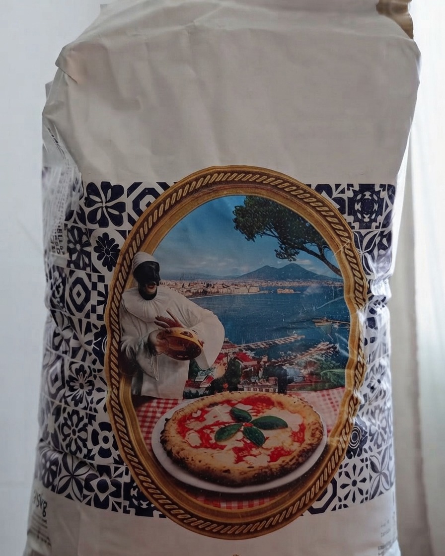 Un sac de farine à pizza type 00 Molini Ambrosio en cours douverture en préparation de la pâte.