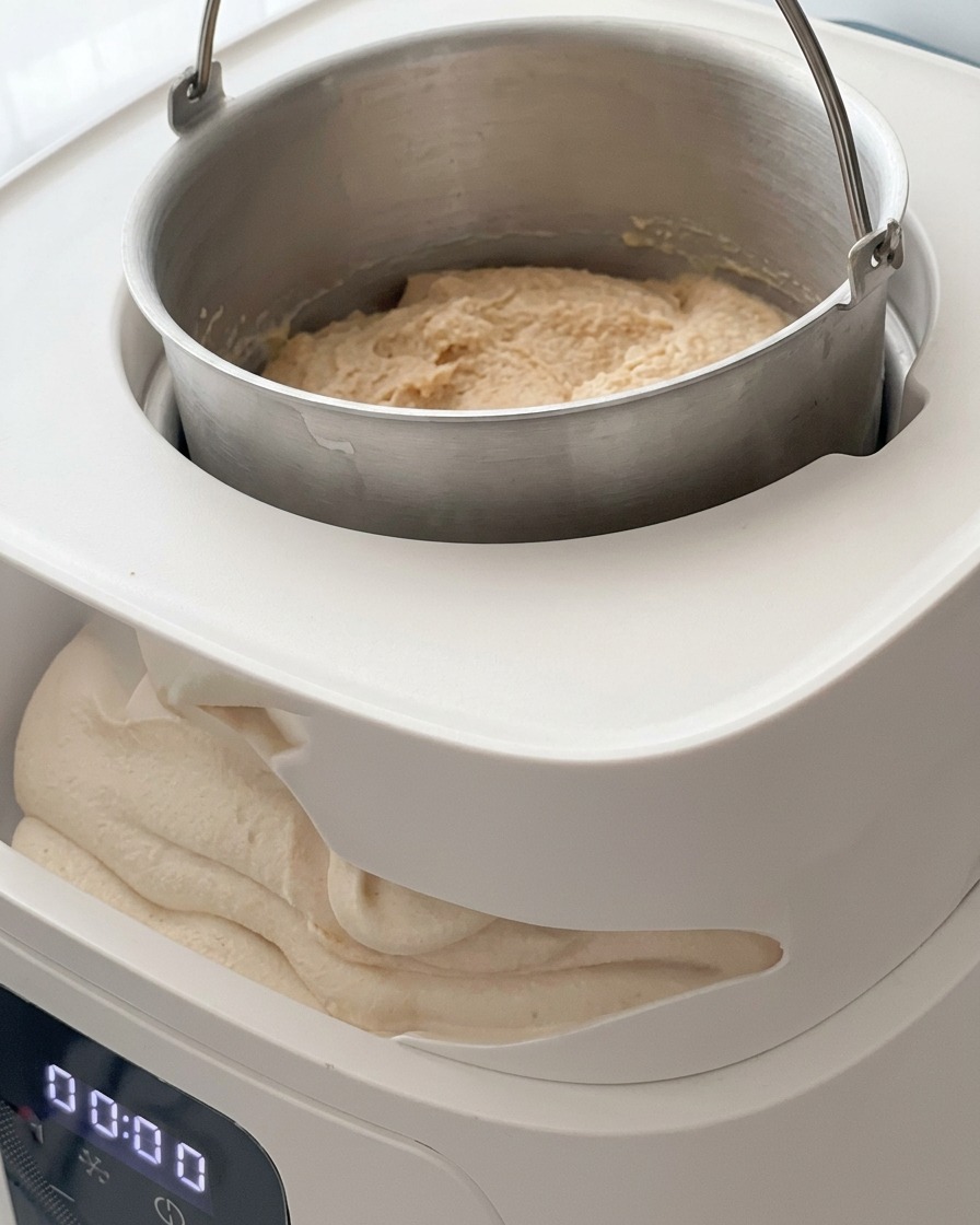Le mécanisme de la pale fixé et sécurisé à lintérieur de la machine à glace.