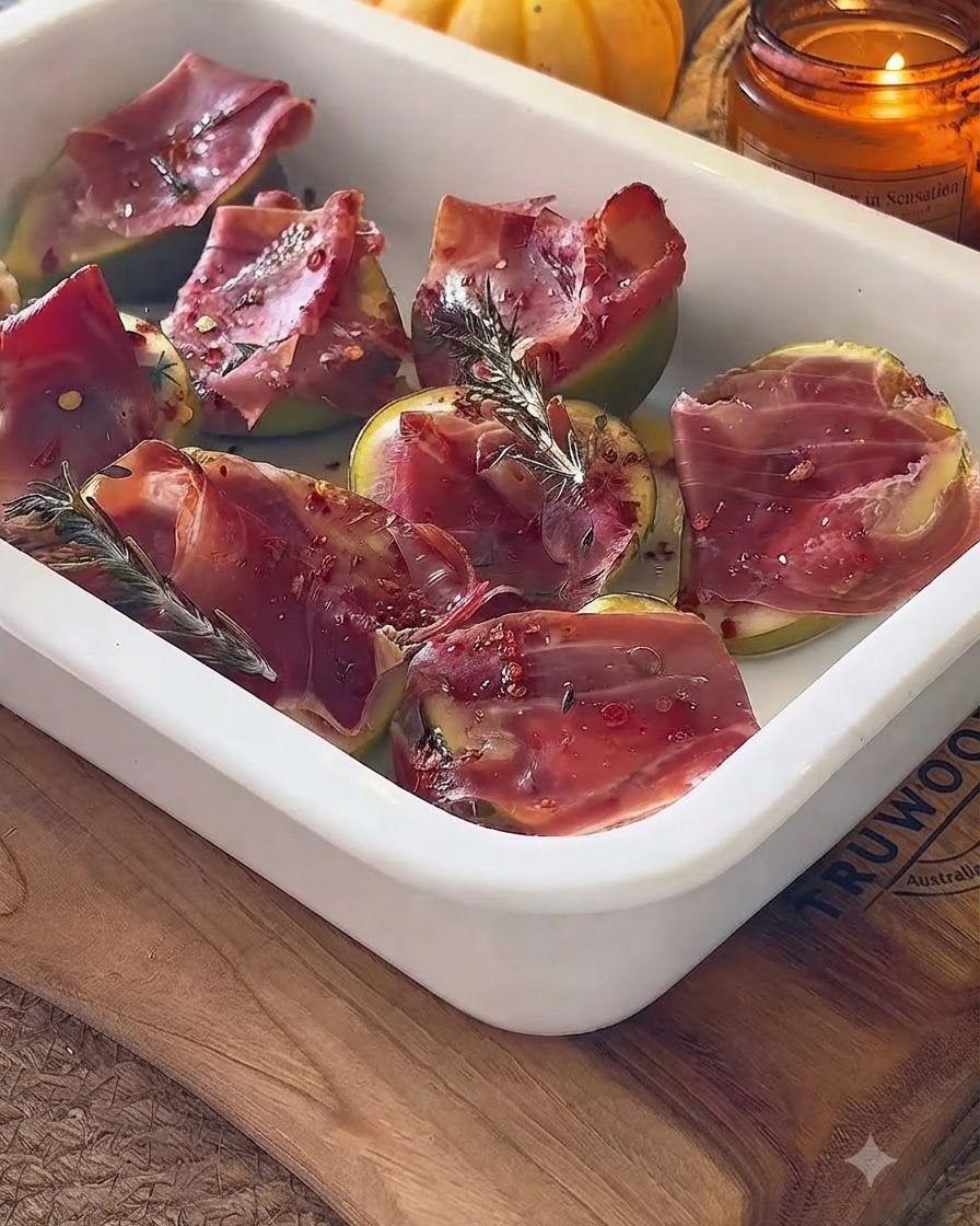 Figues rôties dans un plat blanc arrosées de glaçage balsamique.