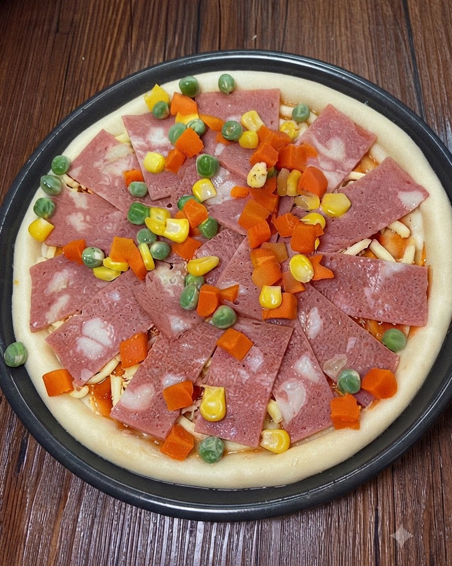 Un peu plus de mozzarella râpée parsemée sur la garniture de la pizza.
