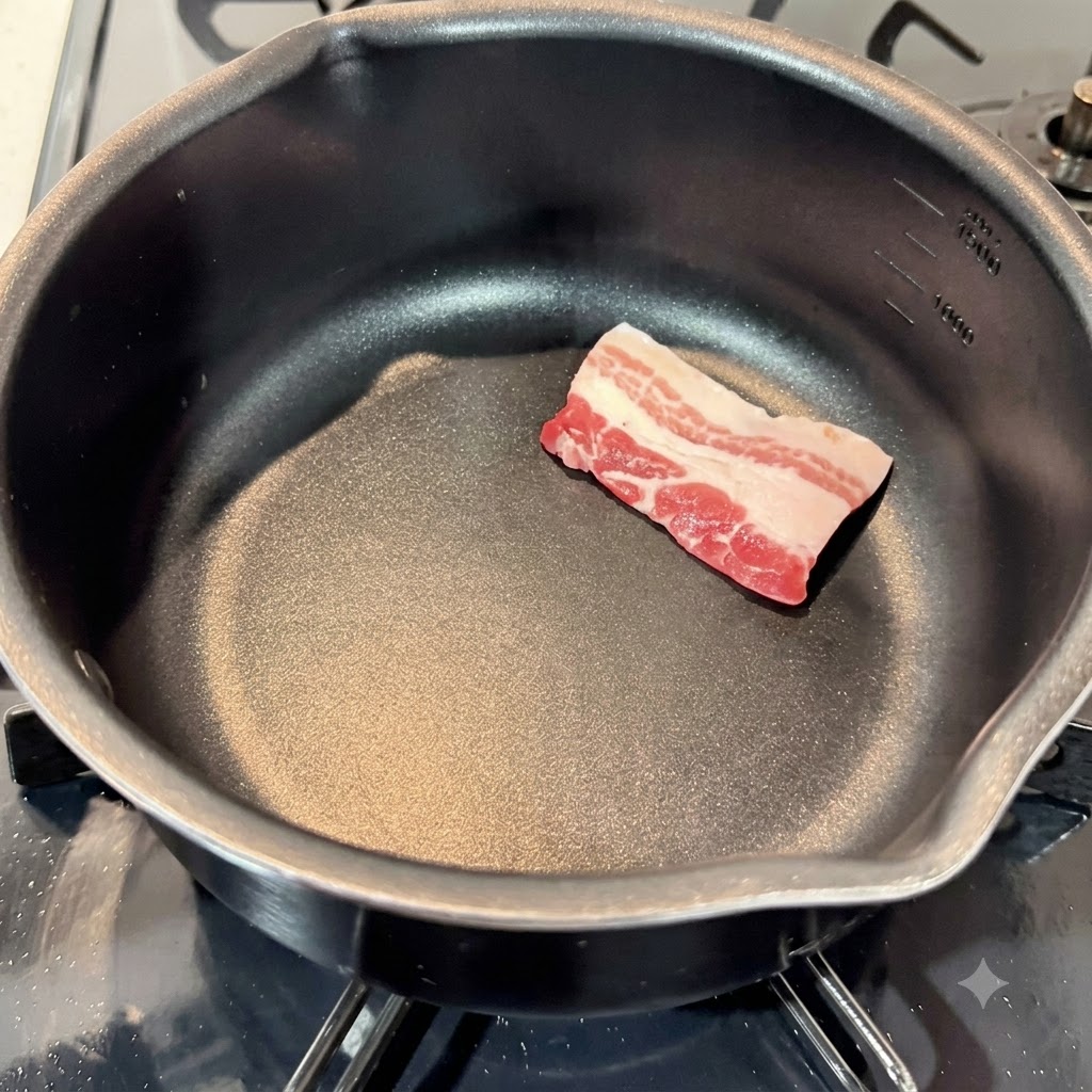 Tranches de poitrine de porc crues disposées dans une casserole noire vide.