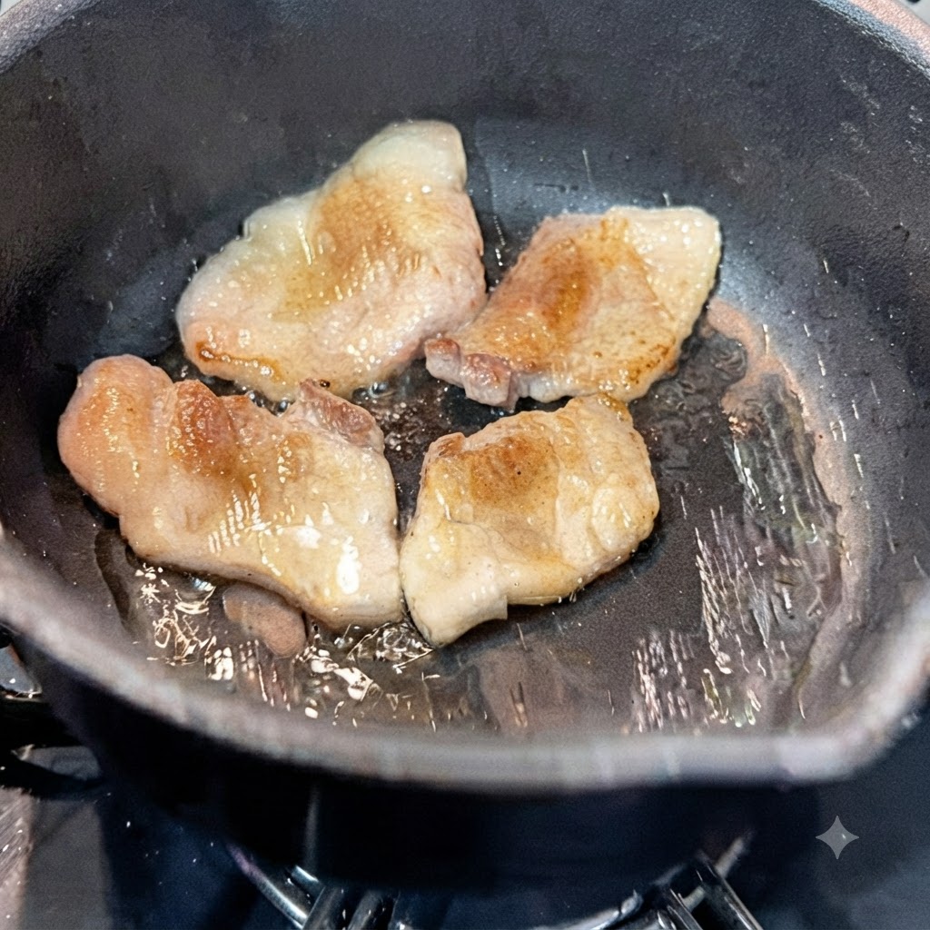 Eau versée dans la casserole chaude contenant des tranches de poitrine de porc poêlées.
