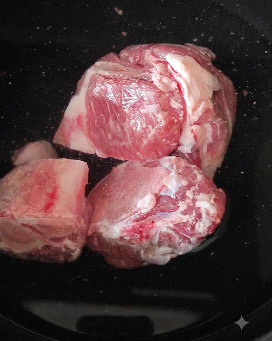 Os de jambe de porc crus dans une casserole deau bouillante.