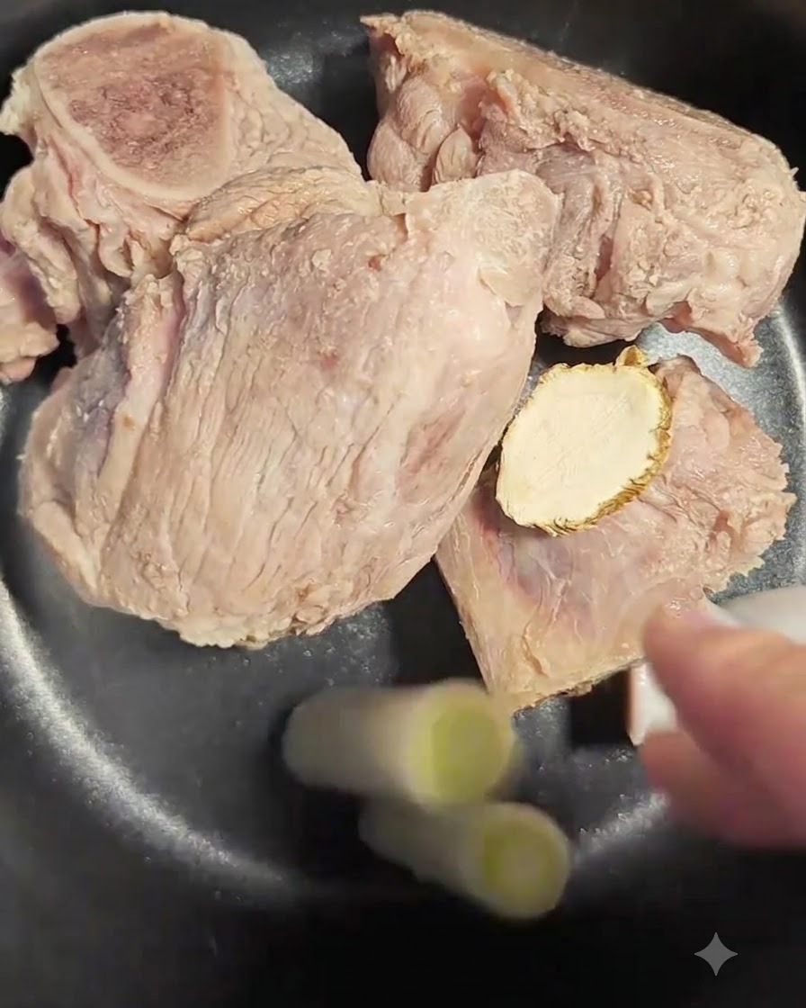 Deux morceaux de blanc de ciboule ajoutés dans la cuve avec les os et langélique.