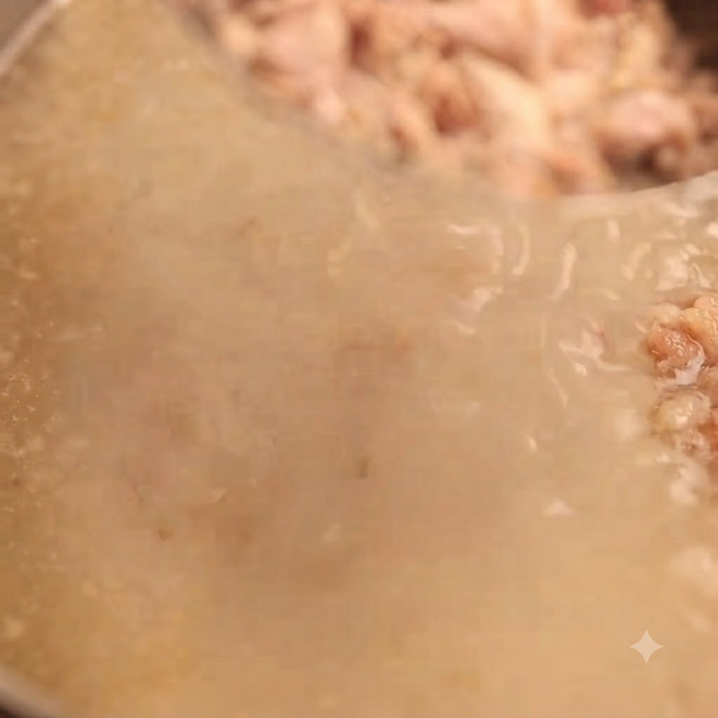 Bouillon dos de porc blanc laiteux et riche filtré à travers un tamis à mailles fines pour attraper les morceaux de viande restants.