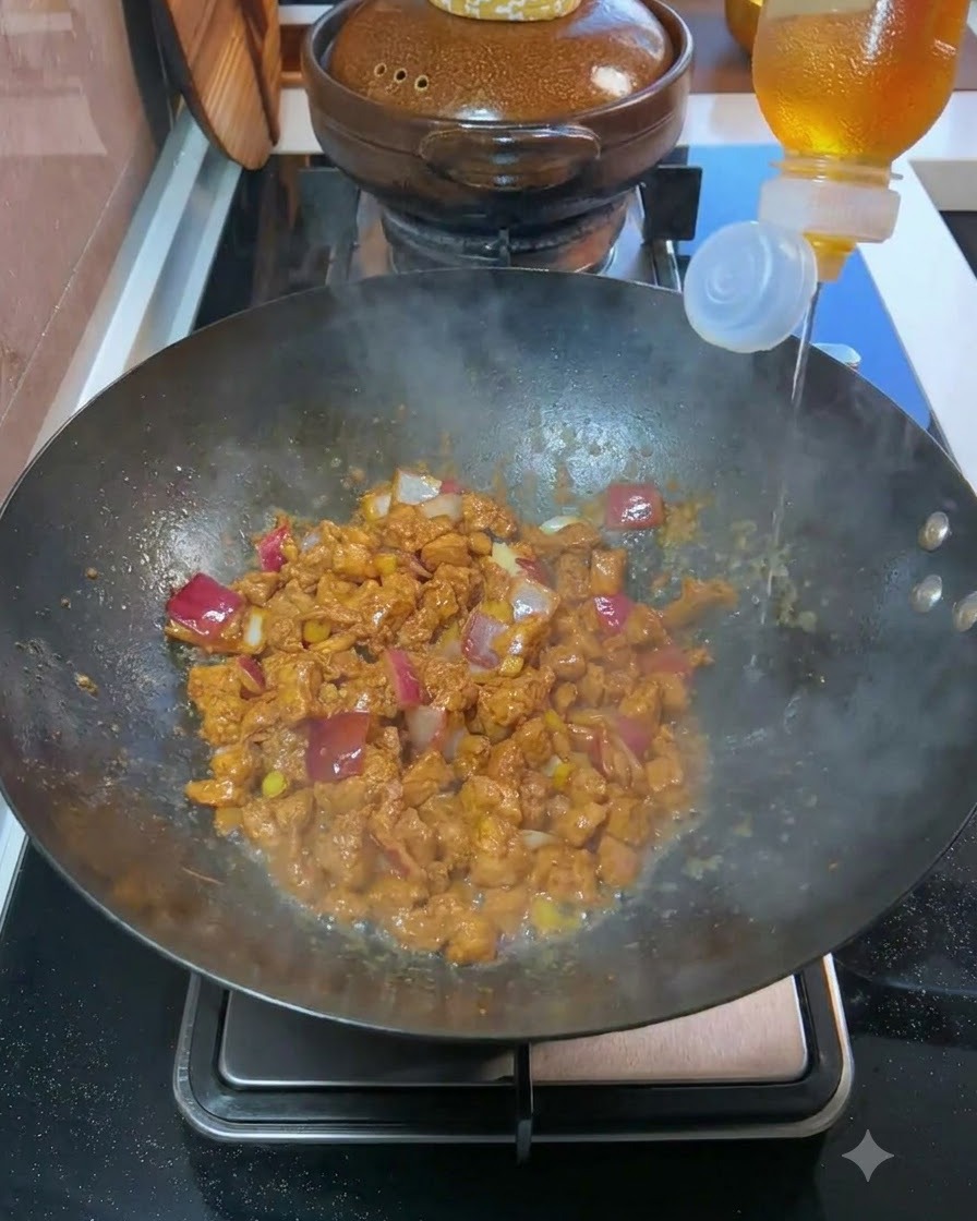 Du vin de cuisine est versé dune bouteille dans un wok contenant de la viande cuite et des oignons en dés.cite: 1