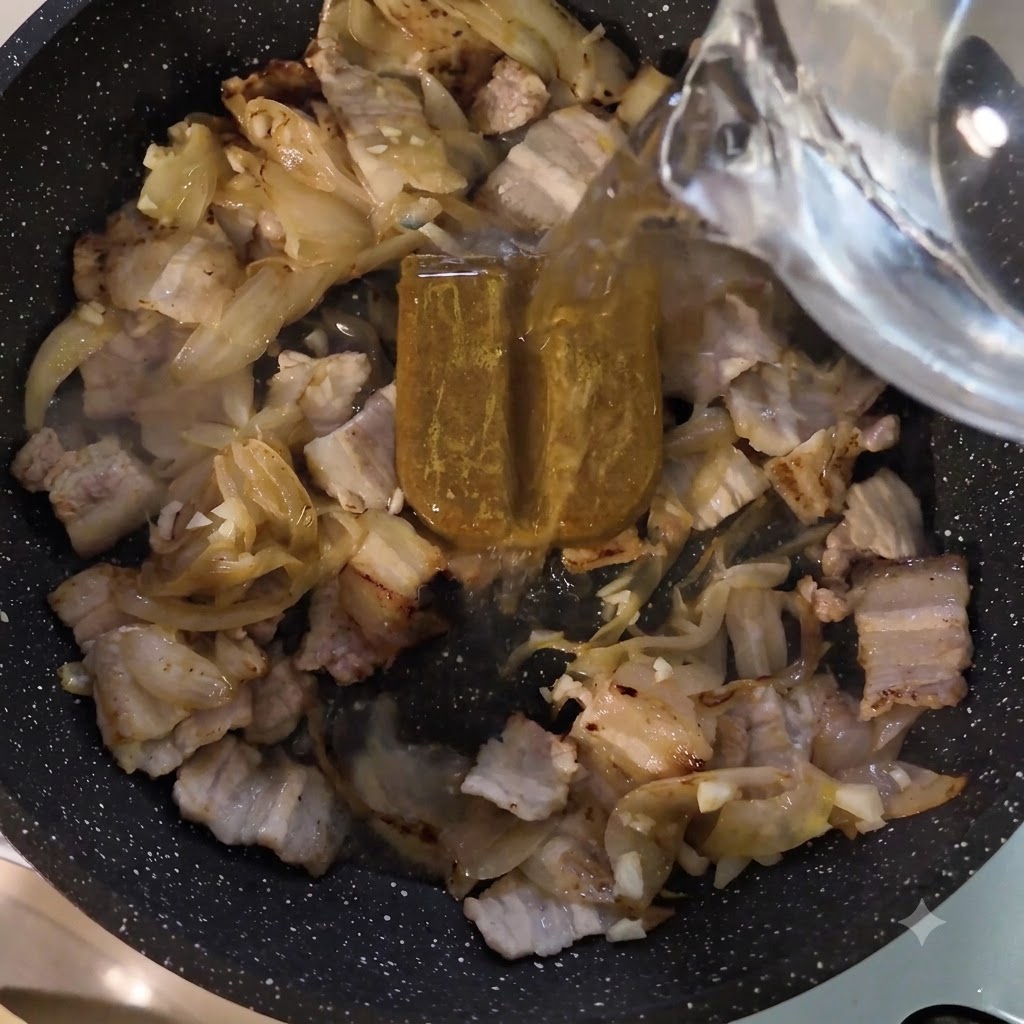 De leau est versée dun récipient dans la poêle sur la pâte de curry et la viande.