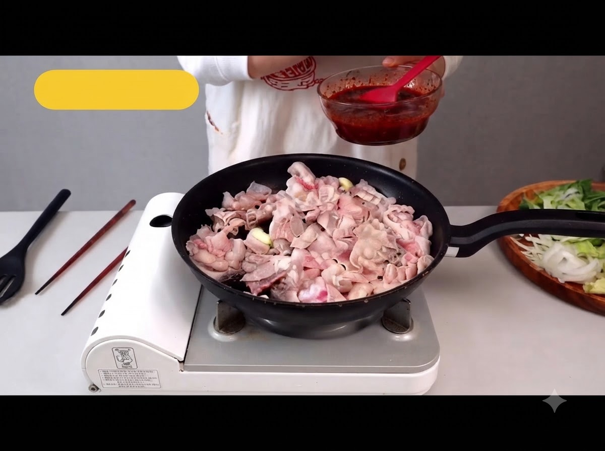 De fines tranches de poitrine de porc cuisant dans une poêle avec de la graisse fondue.