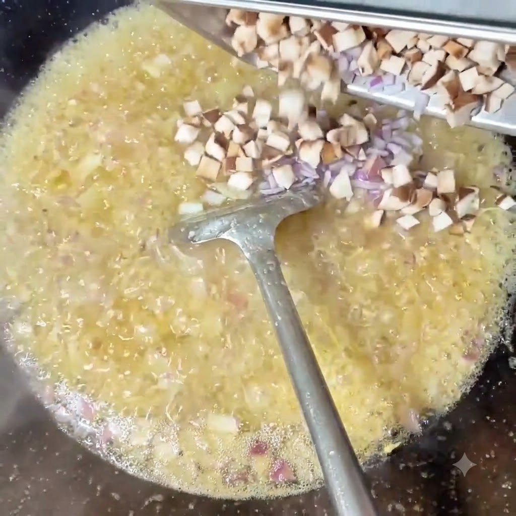 Champignons shiitakés hachés et légumes coupés en dés ajoutés dans le wok.