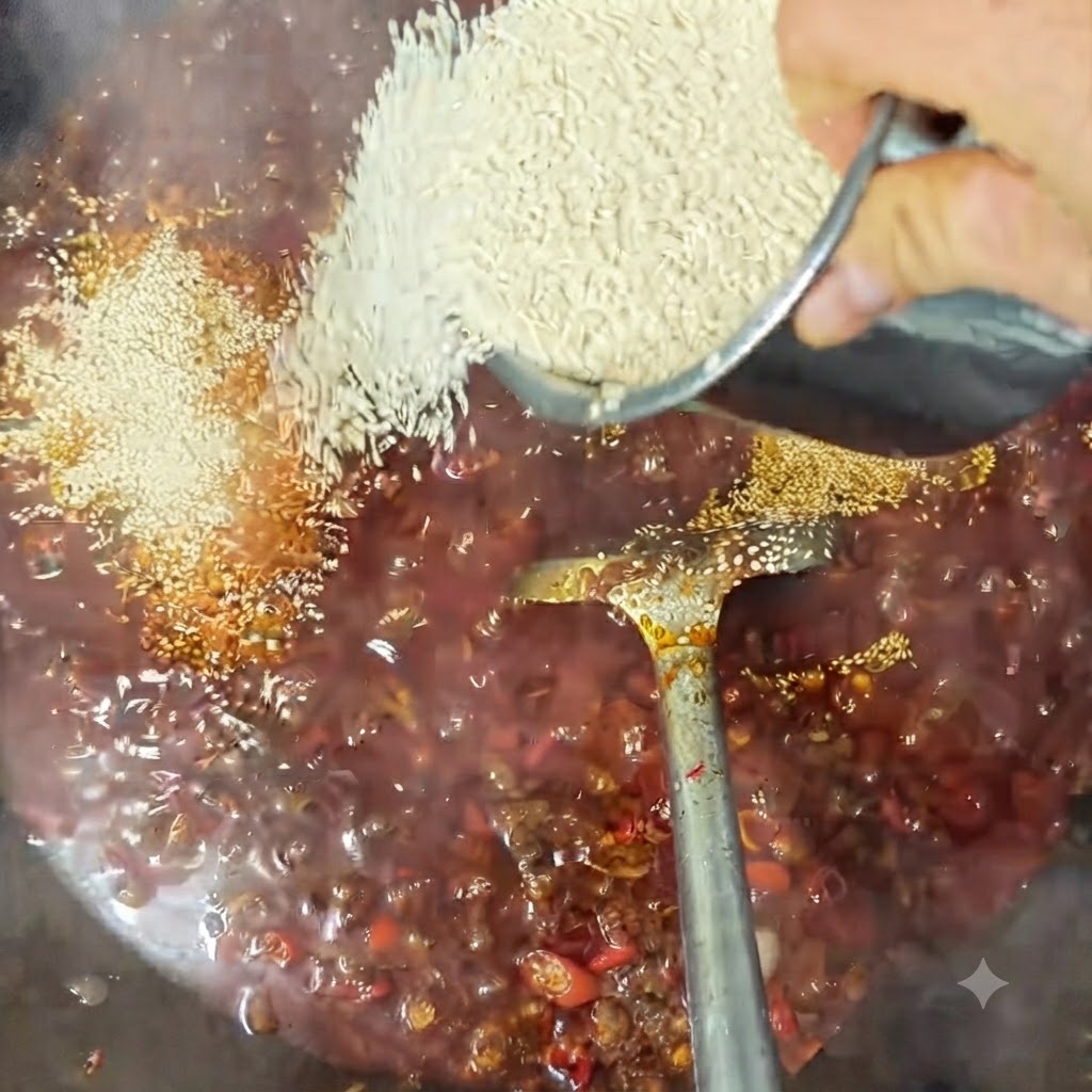 Graines de sésame blanc saupoudrées sur la sauce bouillonnante dans un wok.