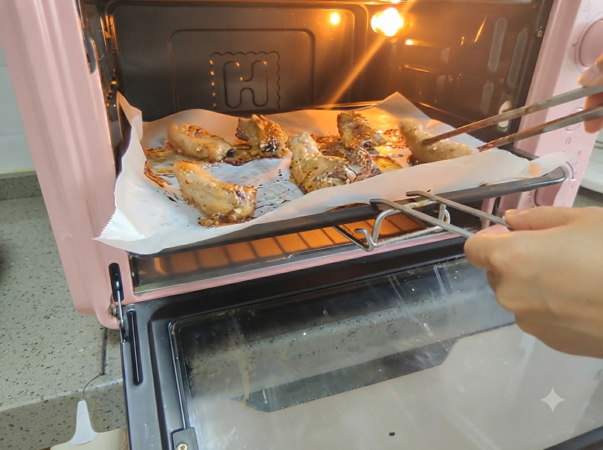 Travers de porc retournés dans le four chaud à laide de baguettes.