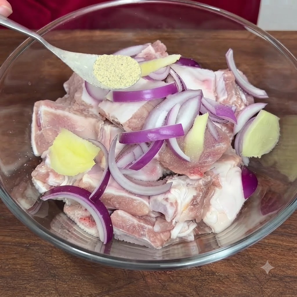 Une cuillère contenant de la poudre de poivre ajoutée dans le bol contenant les côtes de porc assaisonnées.