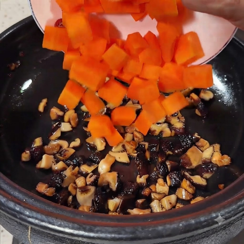 Des carottes en dés orange vif versées dune assiette dans le pot contenant les champignons sautés.