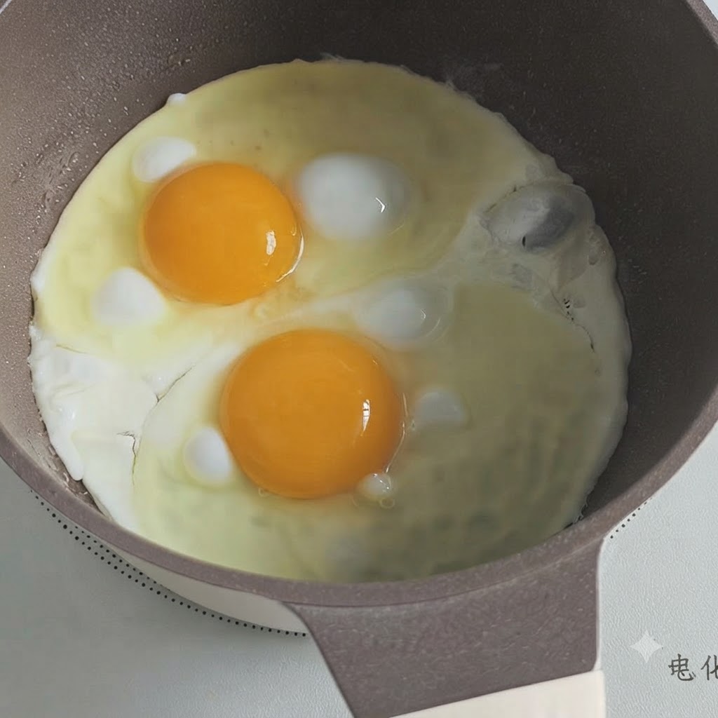 Deux œufs au plat en train de frire dans une marmite dont les bords commencent à prendre.