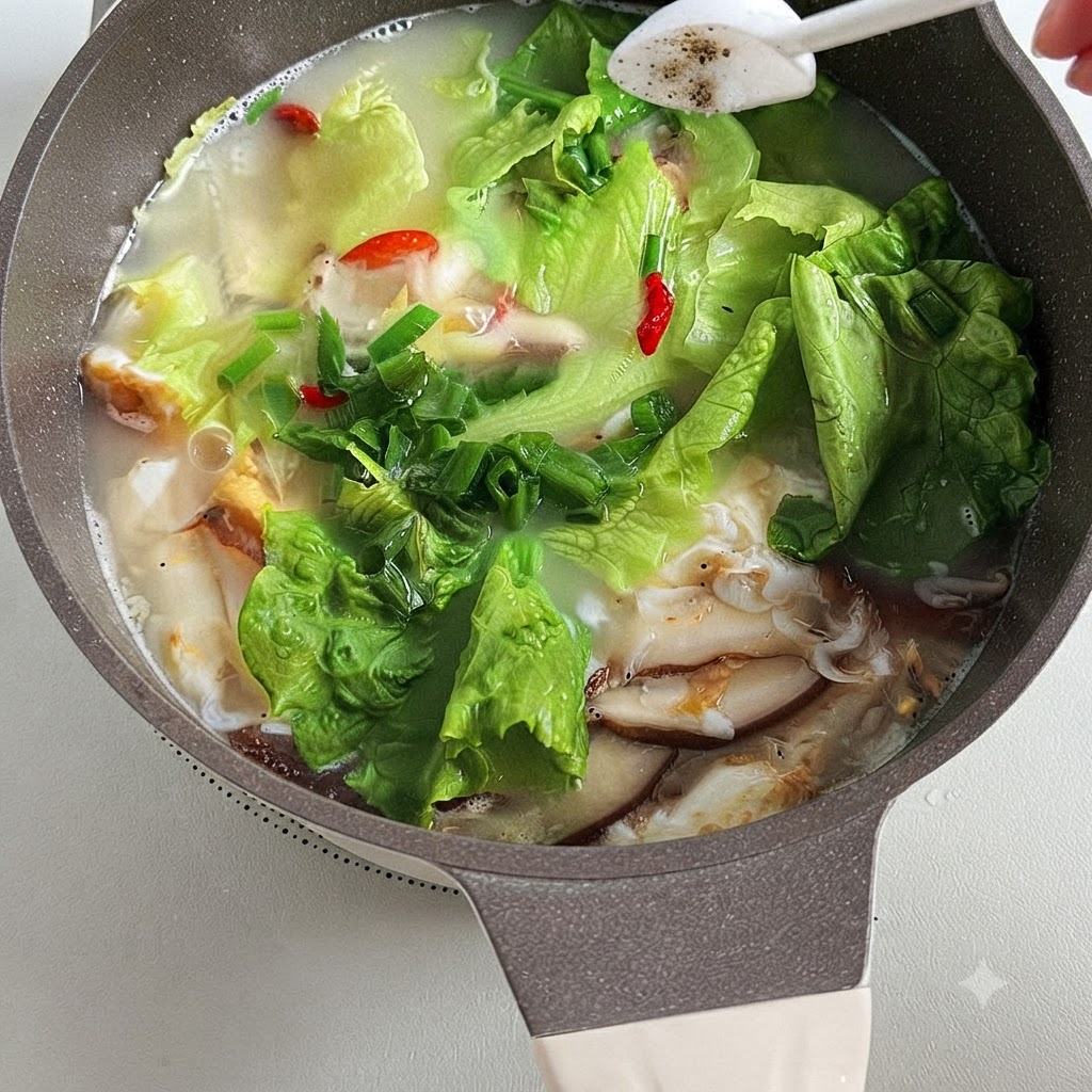 Sel et poivre blanc saupoudrés dans une marmite remplie de soupe au tofu Sanxian.