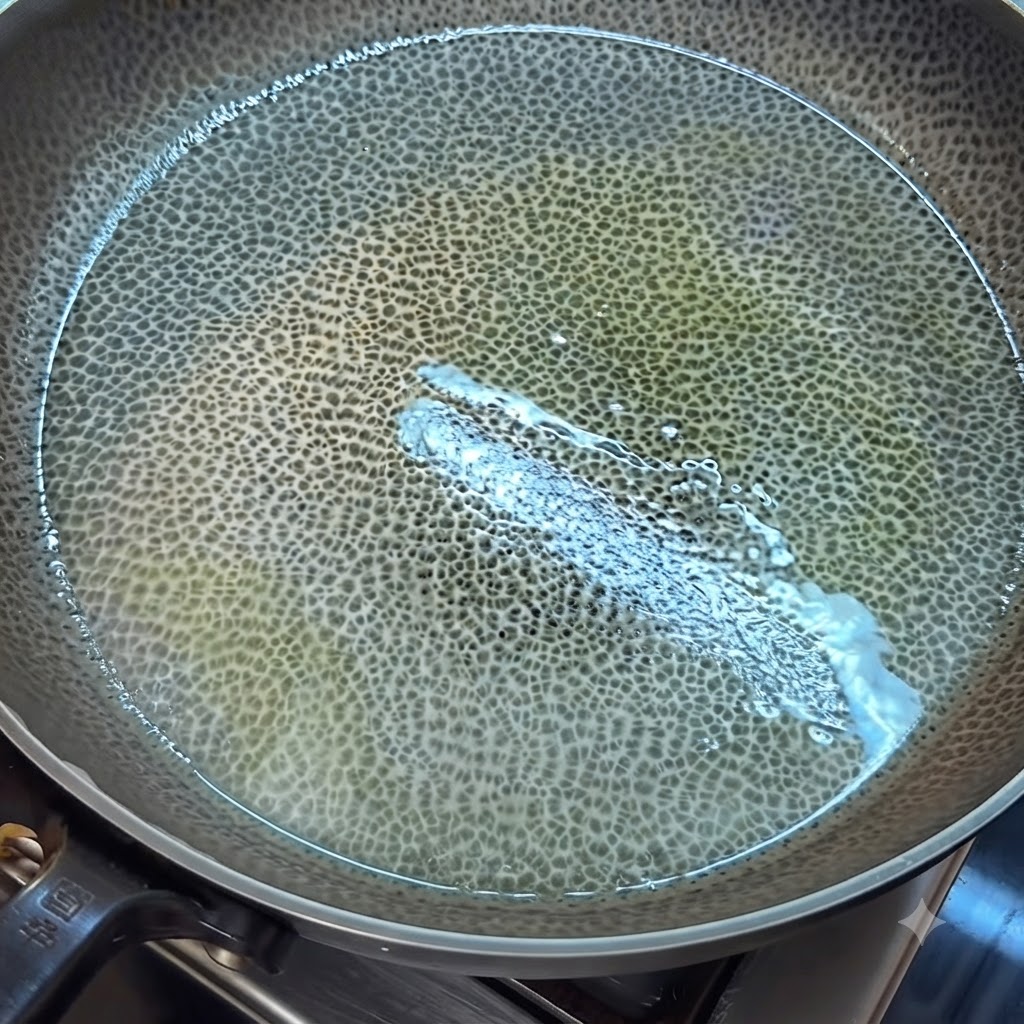 Des œufs battus en train de cuire et dêtre brouillés en morceaux dans une poêle huilée avec une spatule.