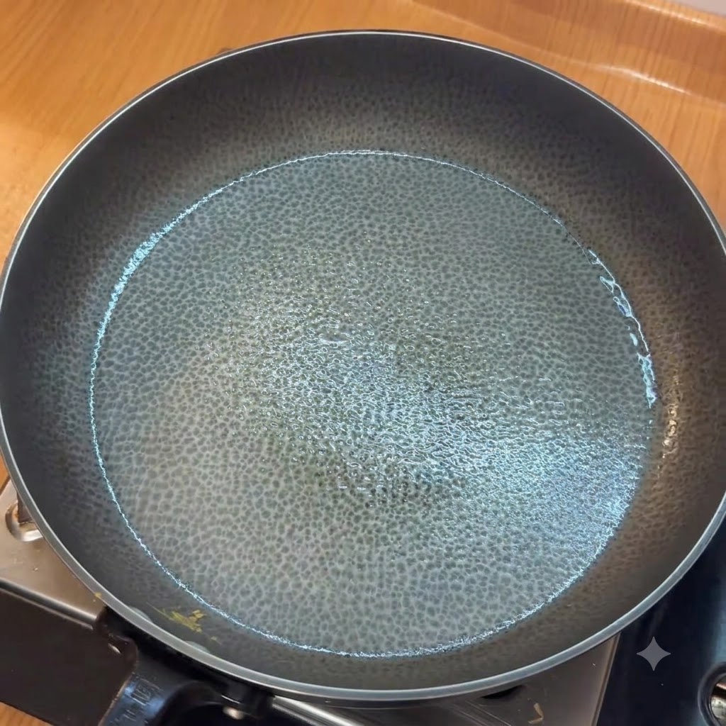 De lail émincé qui revient dans une poêle huilée avant lajout des tomates hachées.