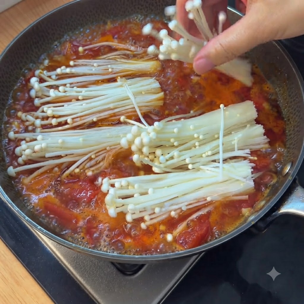 Des morceaux dœufs brouillés cuits versés dune assiette dans la casserole de soupe.