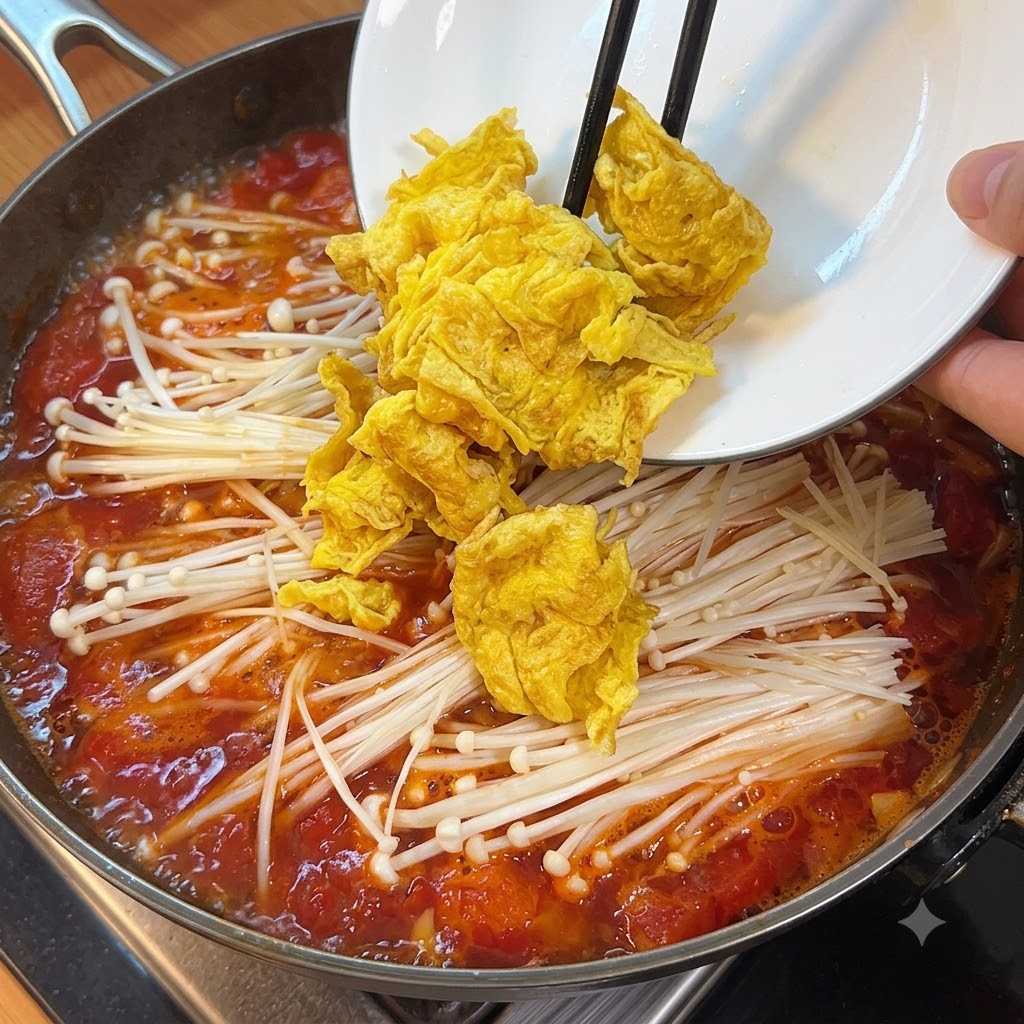 Des morceaux de tofu soyeux en cubes ajoutés dans la casserole de soupe bouillante avec les champignons et les tomates.