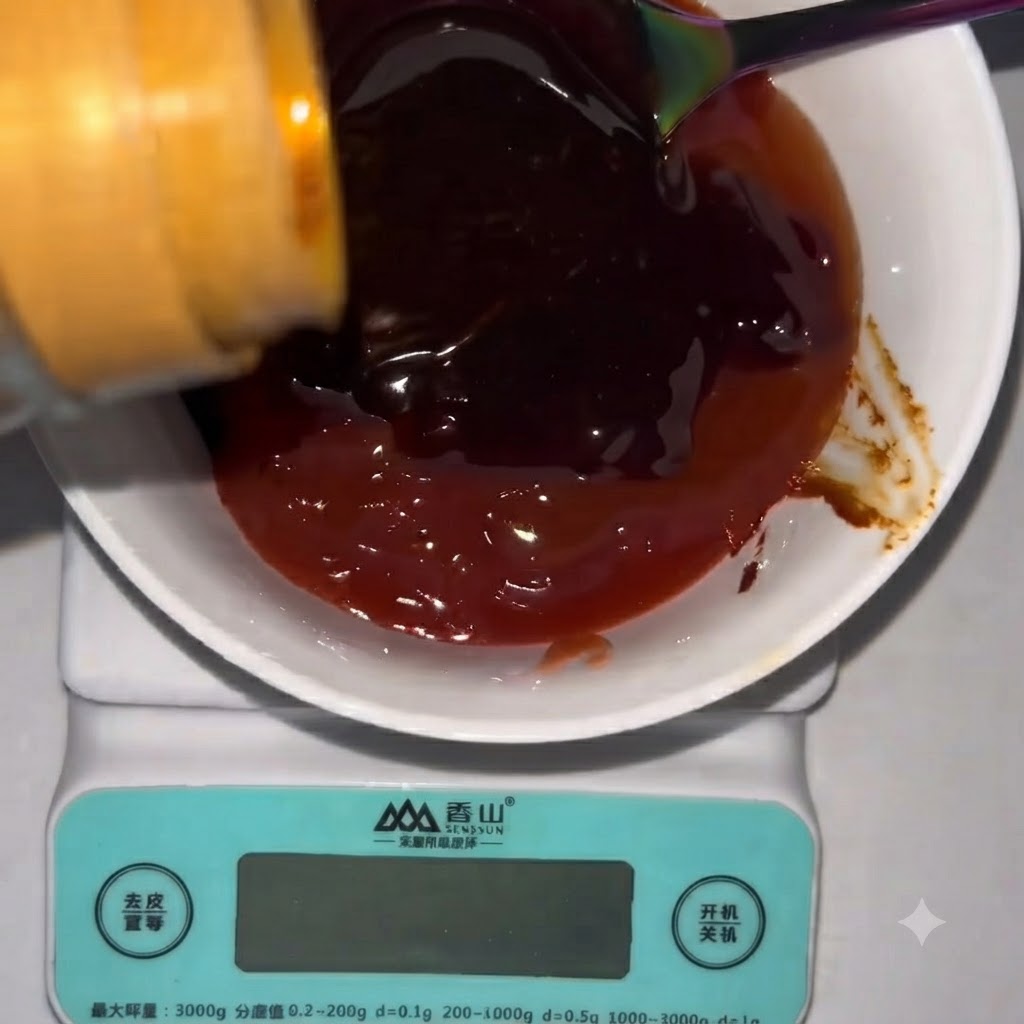 Une bouteille versant du liquide sombre de sauce soja claire dans le bol mélangeur sur la balance.