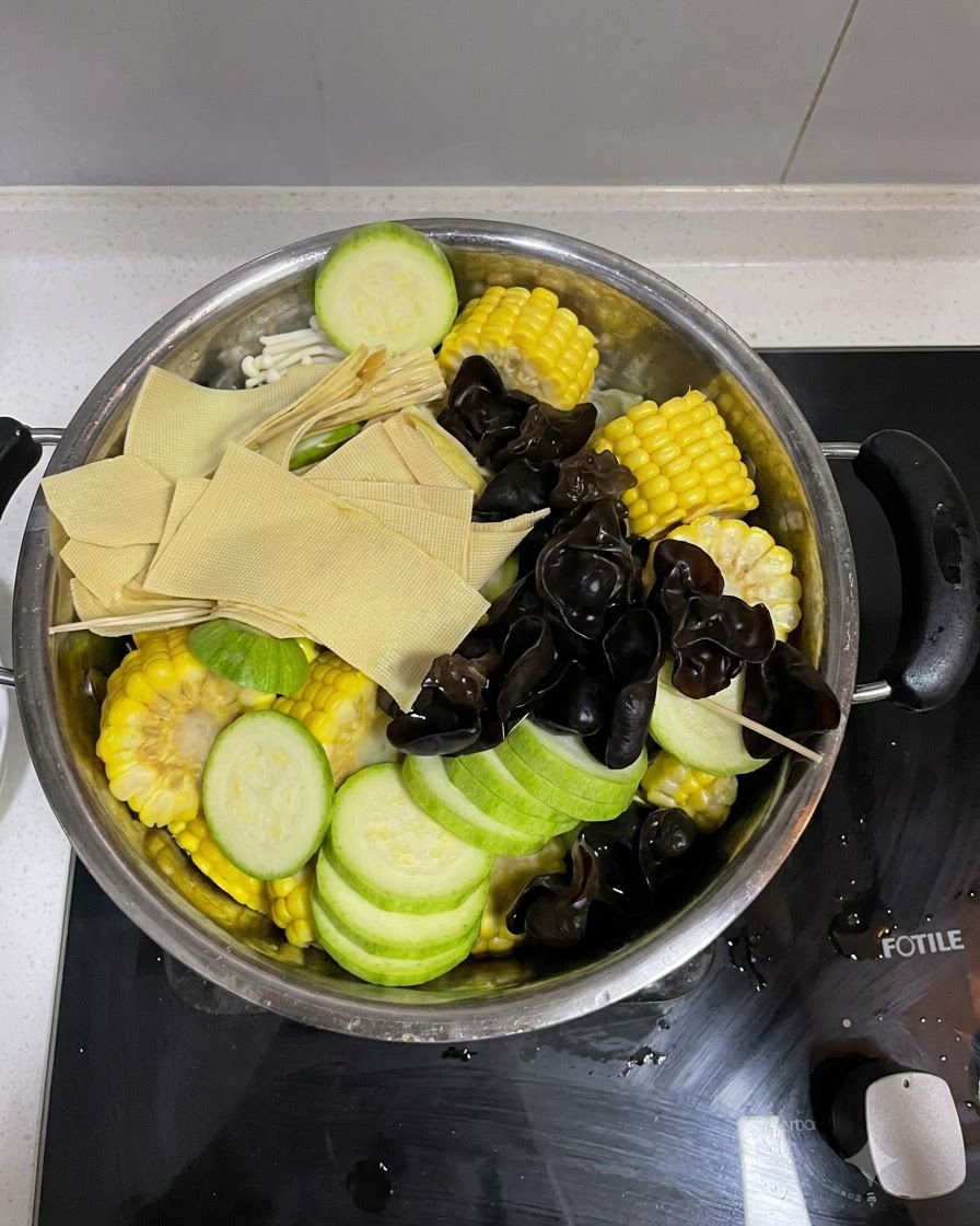 Légumes assemblés avec du kimchi placé sur le dessus à lintérieur de la marmite de cuisson.