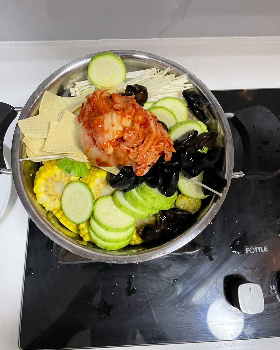Verser le mélange de sauce préparé sur les ingrédients dans la marmite de cuisson.